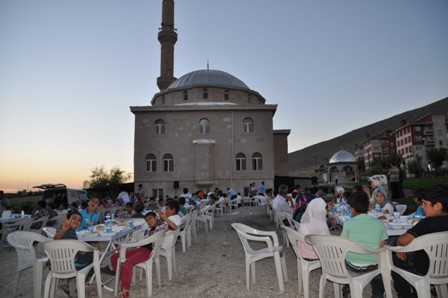 Halkapınar'da yaz kuran kursu öğrencilerine iftar verildi