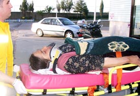 Traktörden düşen kadın hastanelik
