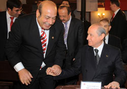 Bahçeli'nin pozu ulusalcıları kızdırdı