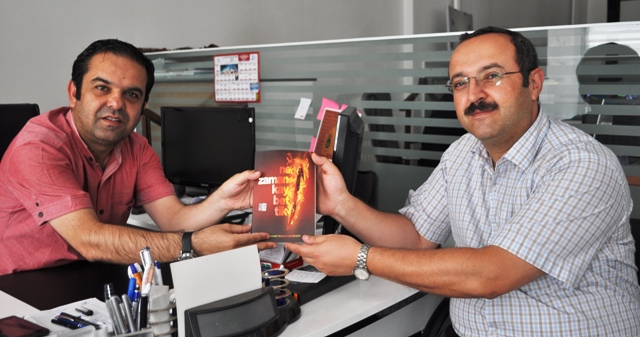 Ahmet Kağan Karabulut kitabını imzalayacak