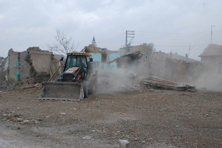 Karatay’da tehlikeli yapılar yıkılıyor
