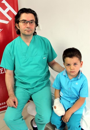 Bisikletten düşünce kopan parmağı yerine dikildi