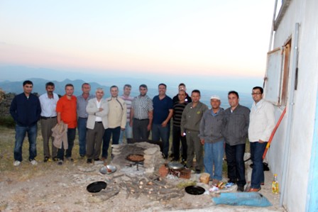 Orman gözetleme kulesinde personele iftar yemeği