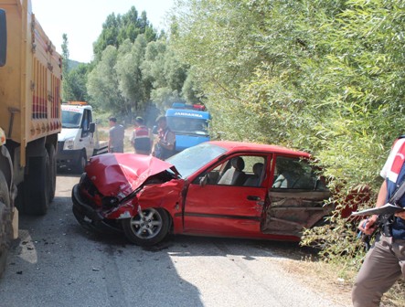 Beyşehir'de kamyon ile otomobil çarpıştı: 2 yaralı