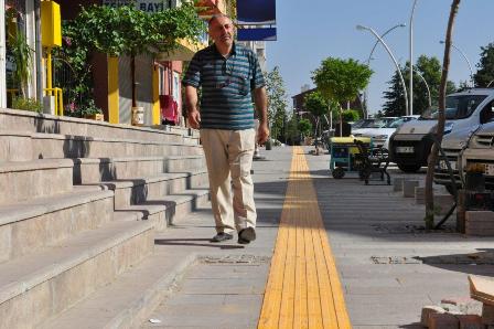 Görme engelliler için yürüyüş yolu