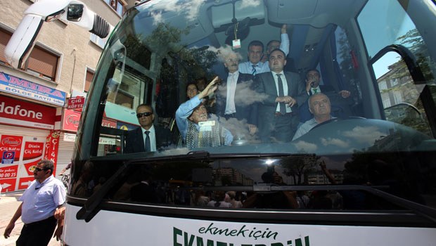 Ekmeleddin İhsanoğlu'na Konya'da SEVGİ SELİ!