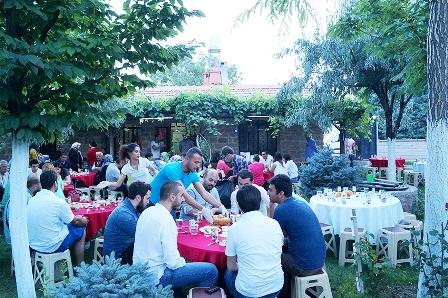 Somuncu grup iftarda dostlarıyla buluştu