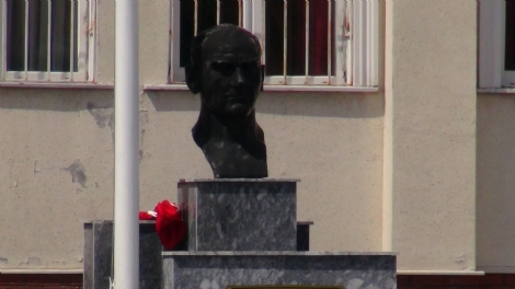 Ataşehir'de Okuldaki Türk Bayrağını İndirdiler