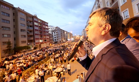 Binlerce kişi iftar açtı