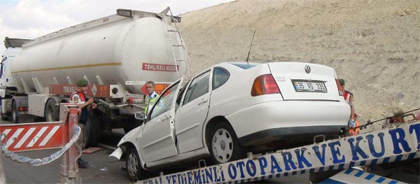 Konya'da otomobil tankere çarptı: 1 ölü, 4 yaralı