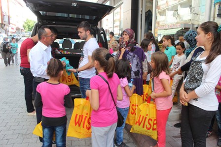 Beyşehir’de çocuklara kıyafet yardımı