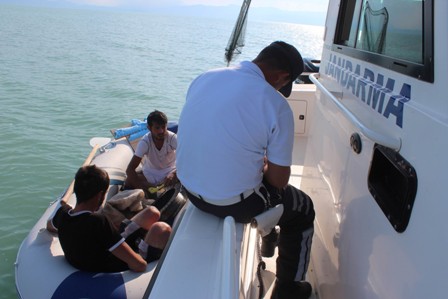 Gölde şişme botla avlanan 2 kişiye para cezası