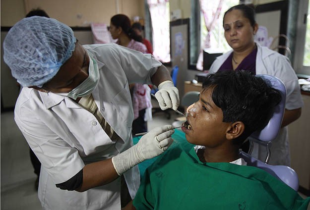 Ağzından tam 232 diş çektiler