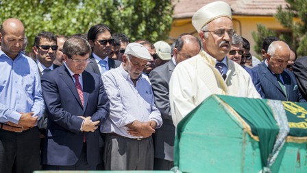 Bakan Davutoğlu Konya'da cenaze törenine katıldı