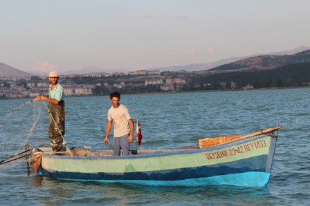 Beyşehir Gölü'nde balık azaldı, fabrikalar zora girdi