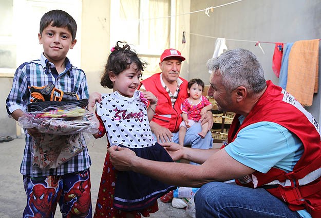 Türkmen çocukların bayramlıkları Kızılay'dan