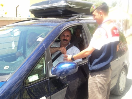 Jandarmadan sürücülere şeker ikramı