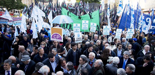 Bir ülke iflas etti!