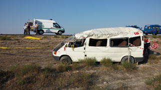 Konya'da tarım işçilerini taşıyan minibüs devrildi: 1 ölü, 11 yaralı