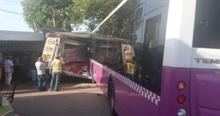 İETT otobüsü durağa daldı: Yaralılar var
