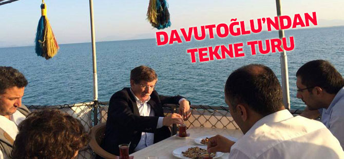 Davutoğlu'ndan tekne turu