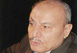 Hüseyin Üzmez dinlemeye takılmış