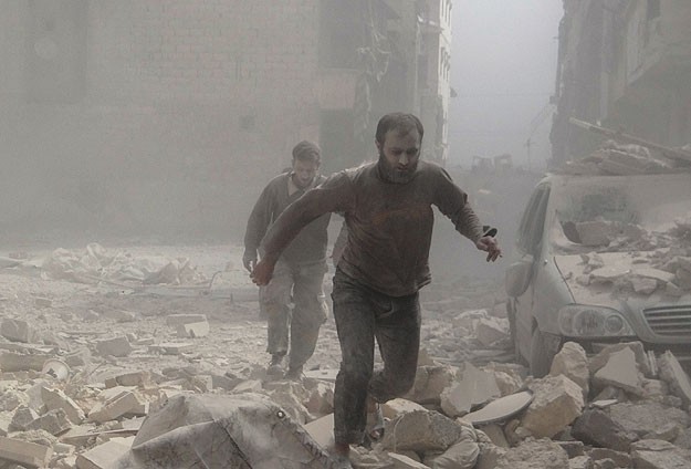 Cami çıkışında bomba yüklü araç patladı