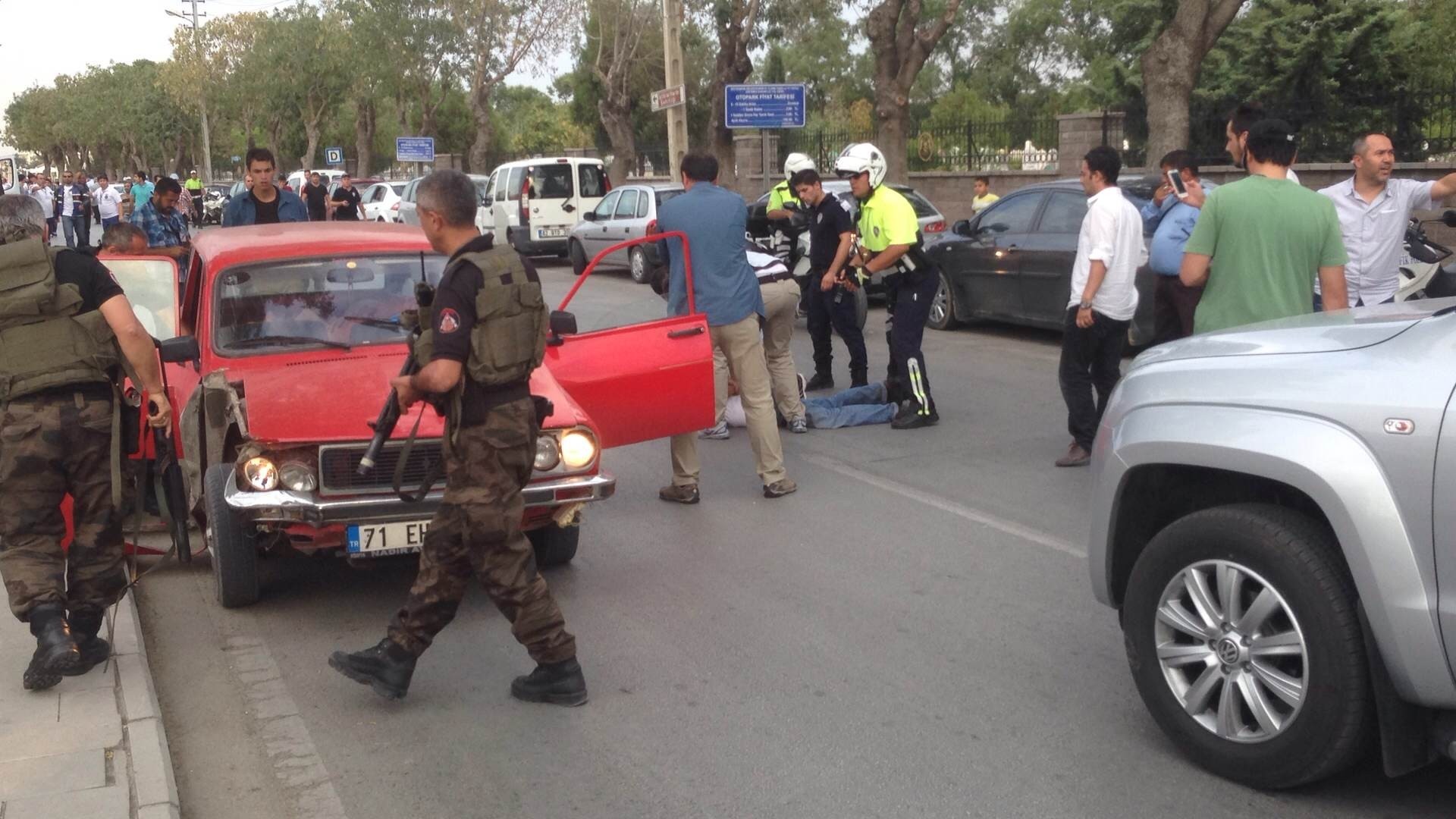 “DUR” İHTARINA UYMAYAN OTOMOBİL ZOR ANLAR YAŞATTI
