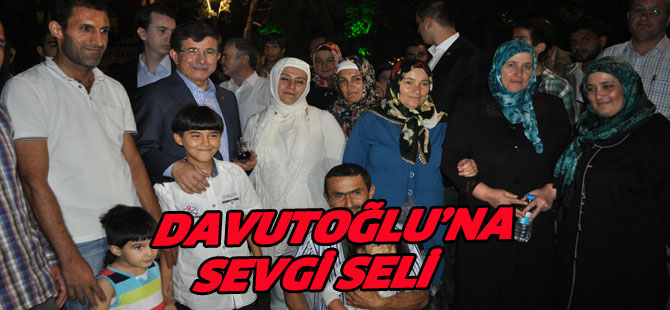 Davutoğlu'na sevgi seli....