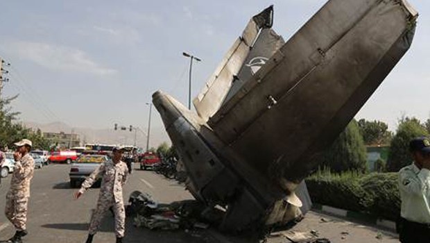 Bir uçak daha düştü!