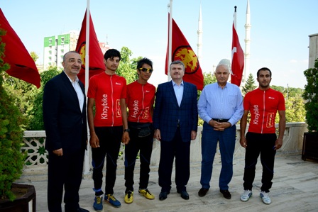 İranlı Bisikletçiler Başkan Akyürek’i Ziyaret Etti