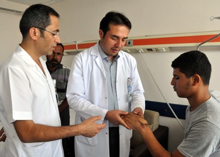 Parçalanan el, mikroskop altında 5 saatte dikildi