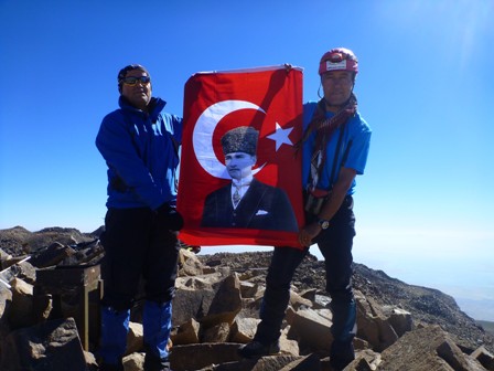 Türk dağcılar İran'ın en yüksek dağına çıktı