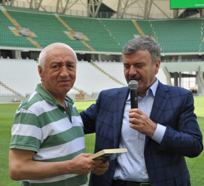 Kayseri, Akyürek’e kitap hediye etti
