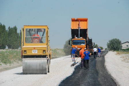 Karatay'da asfalt roley tankıyla çalışmalar daha hızlı