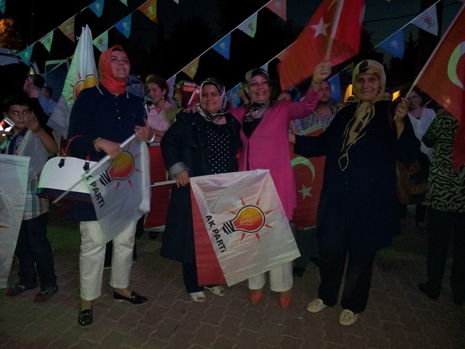 AK Parti İl Binası önünde miting gibi kutlama