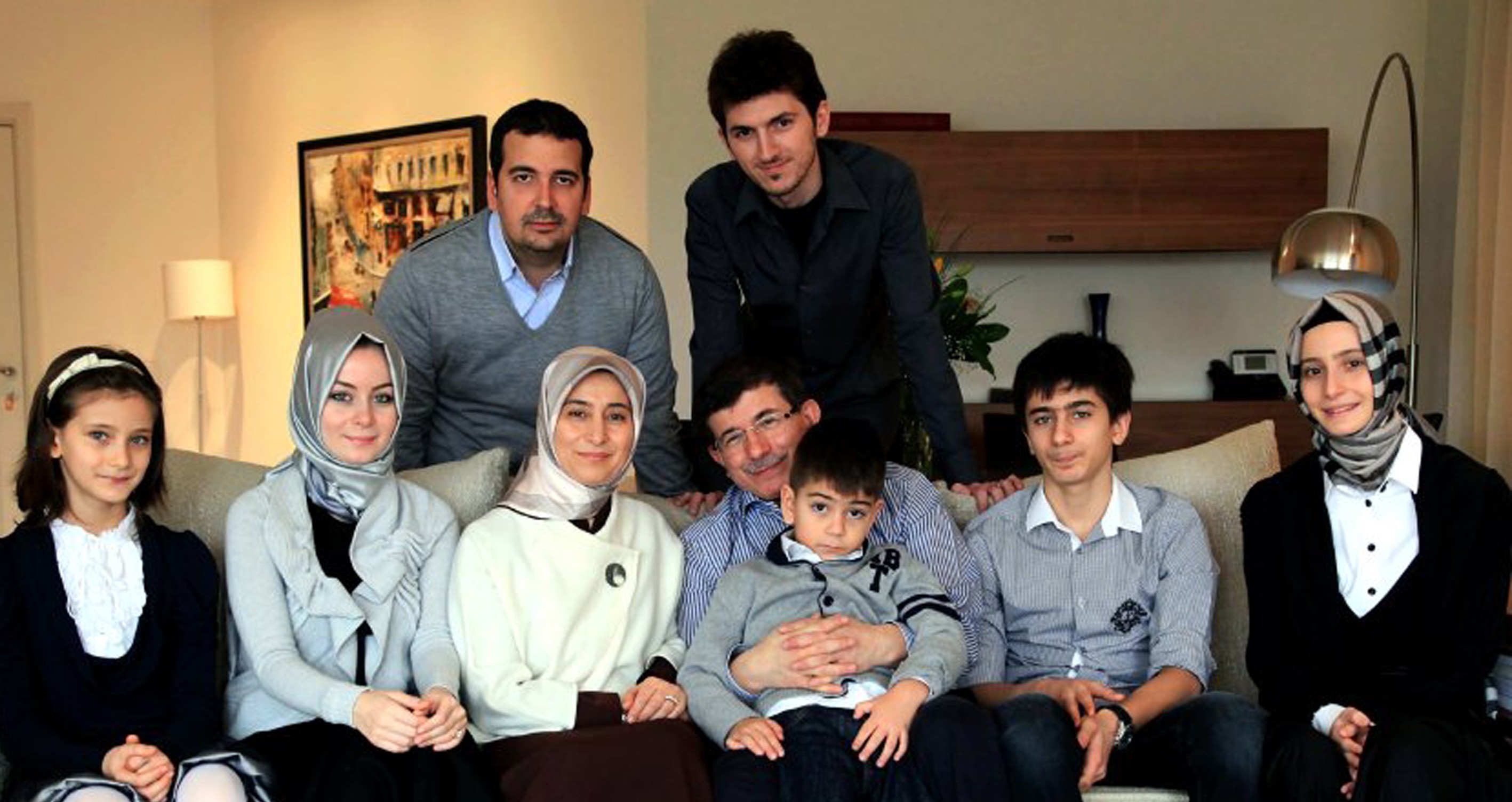 Davutoğlu: Evin 'Bakan'ı Sare hanım, ben 'bakılan'ıyım