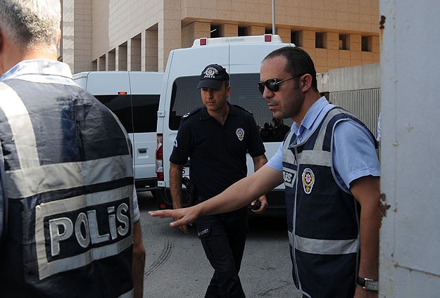 İzmir merkezli Paralel yapı operasyonu 5 polis daha tutuklandı