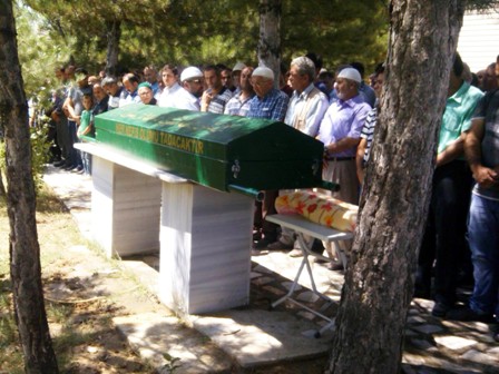 Kazada ölen baba ve anne karnındaki bebek toprağa verildi