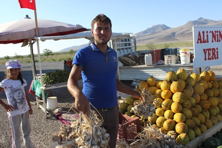 Karayolu kenarında ekmek mücadelesi