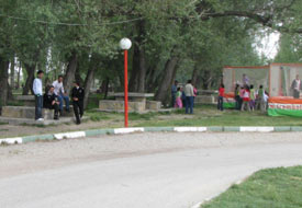 Çocukları çimlerde oynatmadılar