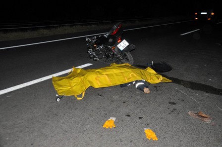 Kamyona arkadan çarpan motosiklet sürücüsü öldü