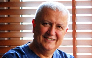 Saç dökülmesinin nedeni erkeklik hormonu mu?