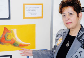 Erkek ayakkabısı tasarımına kadın eli