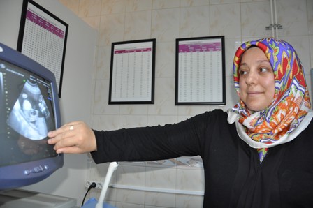 Anne karnındaki 165 ve 180 gramlık ikizlere kan nakli