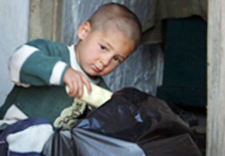 Şefkat Eli bağrına basıyor