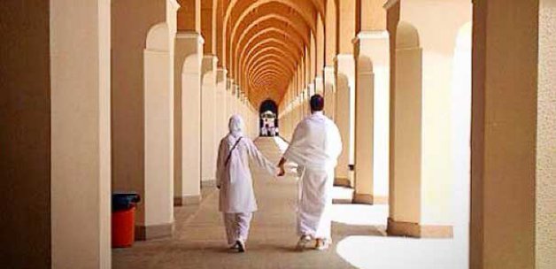 Gülben Ergen ile Erhan Çelik'in Umre'de el ele çekilen fotoğrafı 'Caiz değil'