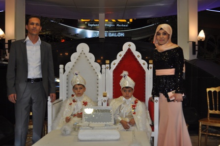 Sekizli ailesinin sünnet mutluluğu