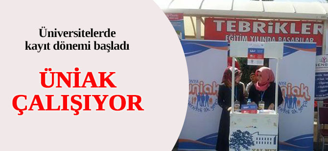 Üniak öğrencilere yol gösteriyor