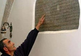 Cami kitabesinden PETROL fışkırdı